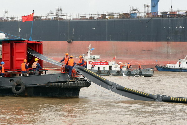 Oil spill drill held in Shanghai