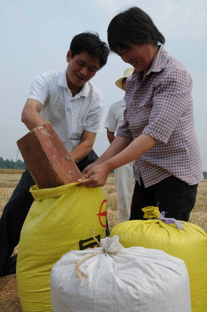 Race for wheat harvest in central China