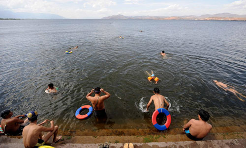 Swimmers enjoy cleaner Erhai Lake