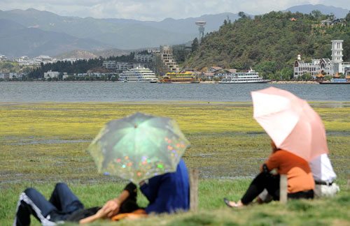 Swimmers enjoy cleaner Erhai Lake