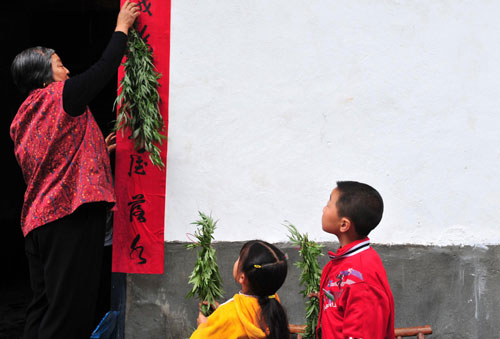 Festival air surrounds Quyuan's hometown