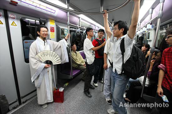 Taking Shanghai subway in full Han costume