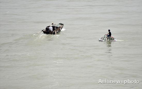 Water bike helps man cross river