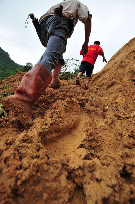 Rescue work continues in rainstorm-hit S China