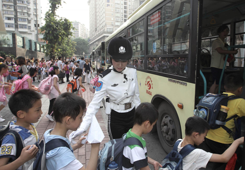 Female police go on duty in Chongqing