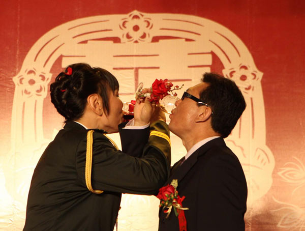 China's female Yao weds