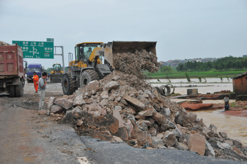 Heavy rain damages highway in Jiangxi