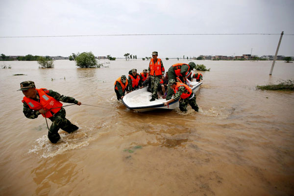 Residents evacuated over dyke threat in Jiangxi