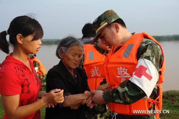 Rescuers help villagers evacuate to safe places in S China