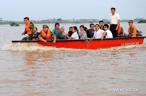 Rescuers help villagers evacuate to safe places in S China