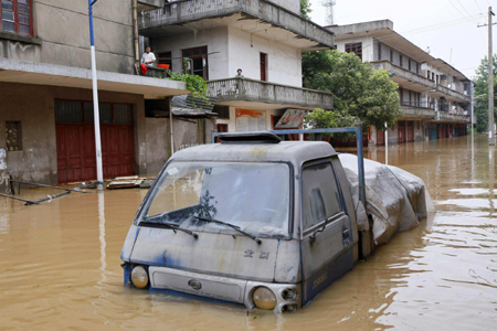 Residents evacuated after dyke breach in Jiangxi