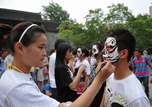 Students take anti-drug campaign to streets