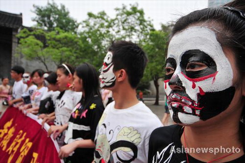 Students take anti-drug campaign to streets