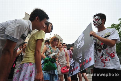 Students take anti-drug campaign to streets