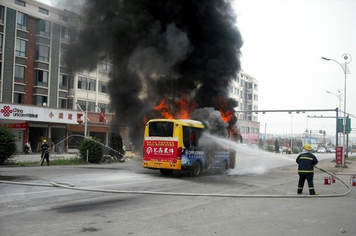 15 escape bus fire in E. China