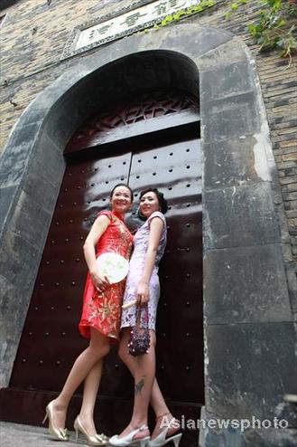 Qipao ladies take to the streets