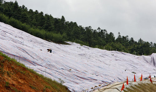 After the rain, landslide battle begins