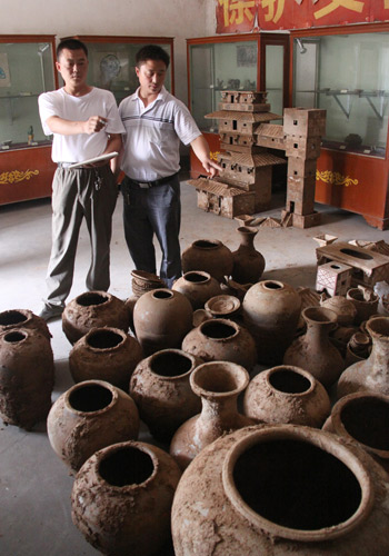 Two ancient tombs unearthed in Central China