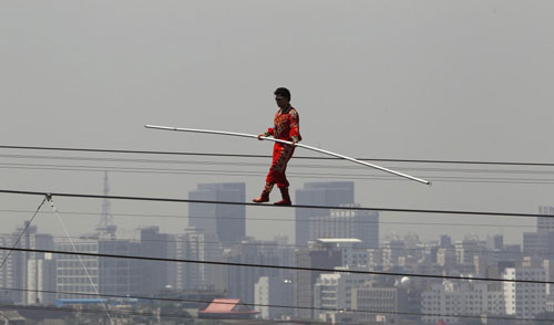 'Prince of the tightrope' concludes 60-day stunt