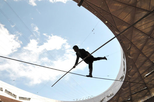 'Prince of the tightrope' concludes 60-day stunt