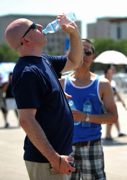 Lingering heat parches China