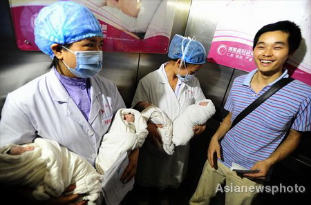 Mother gives birth to quadruplets in Central China