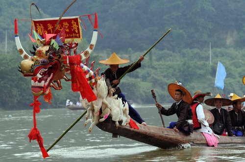 Ethnic Dragon Canoe Festival held in SW China