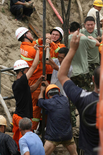 Boy trapped in cement pipe rescued in E China