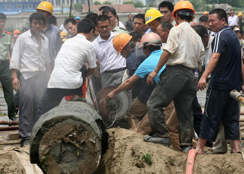 Boy trapped in cement pipe rescued in E China