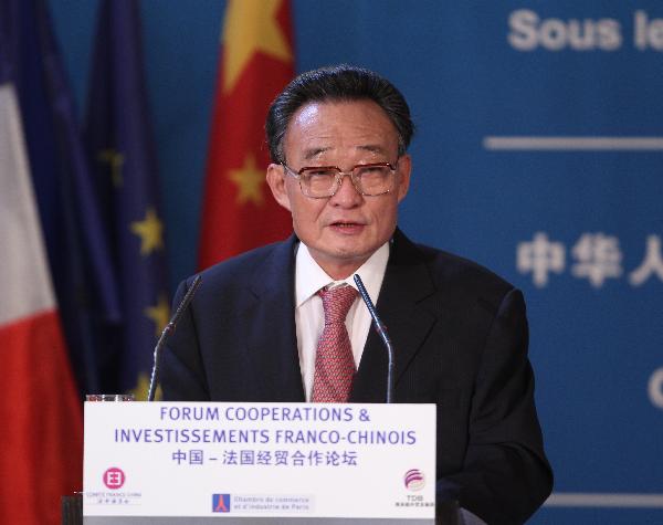 Top Chinese legislator visits France