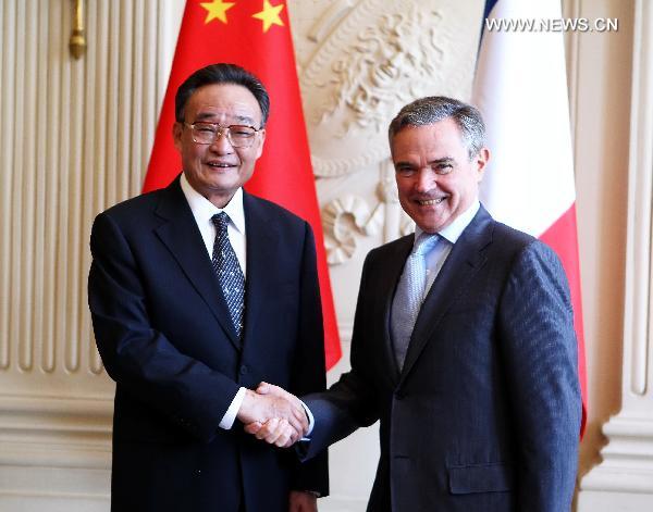 Top Chinese legislator visits France