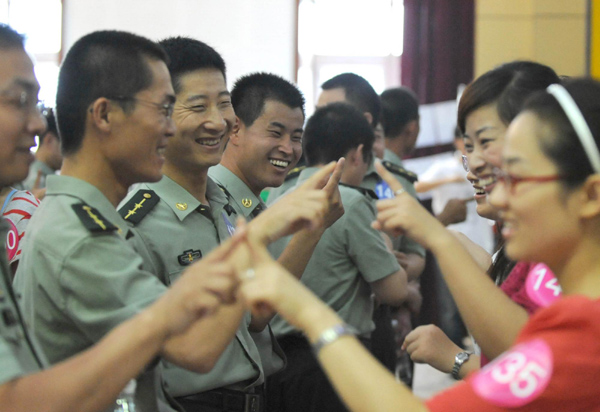 Beijing helps single soldiers to find mates