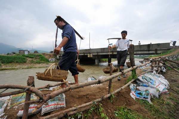 Dyke breach repair under way in Anhui