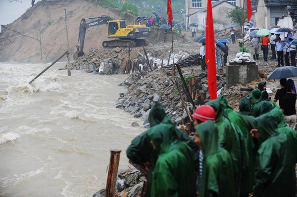 Dyke breach repair under way in Anhui