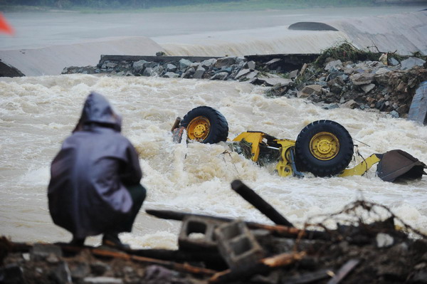 Dyke breach repair under way in Anhui