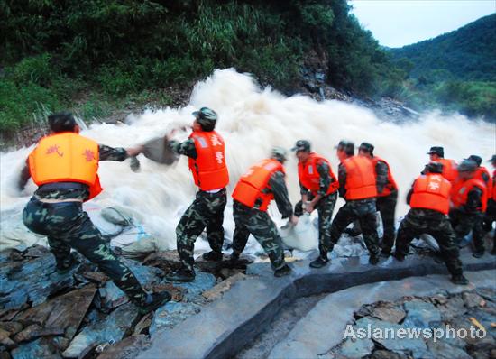 Reservoir water overflows, flooding villages in Jiangxi