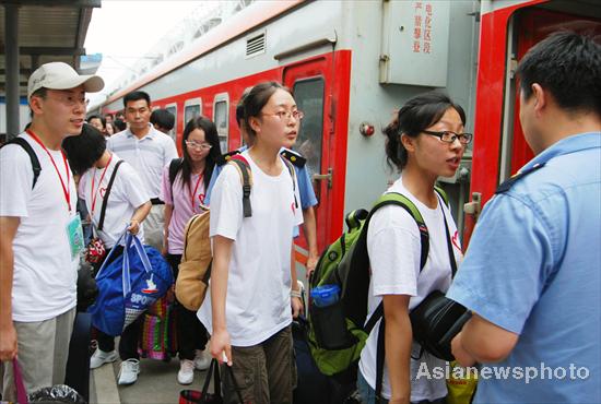 Colleges students sail on social practices tour