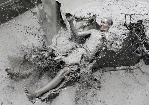 Mud 'fight' wows tourists in Seoul