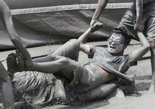 Mud 'fight' wows tourists in Seoul