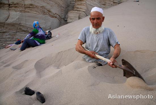 Hot sand treatment popular in Xinjiang