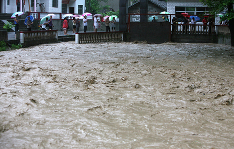 Residents along Yangtze River brace for floods