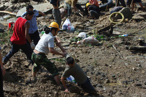 Landslide blocks flow of floodwaters