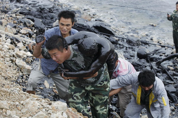 Worker drowns during oil spill clean-up in Dalian