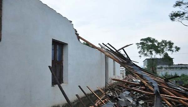 Giant tornado lashes E China, 2,308 people affected