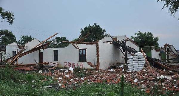 Giant tornado lashes E China, 2,308 people affected