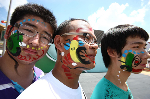 Tourists get free face paintings at Expo Garden