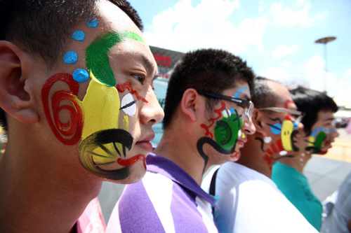 Tourists get free face paintings at Expo Garden