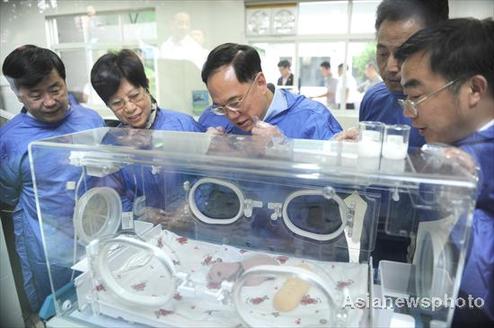 HK Chief Executive and wife visit giant pandas