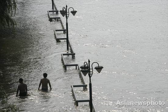 Wuhan turns flood into fun