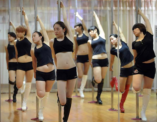Pole dance training vogue in E China city